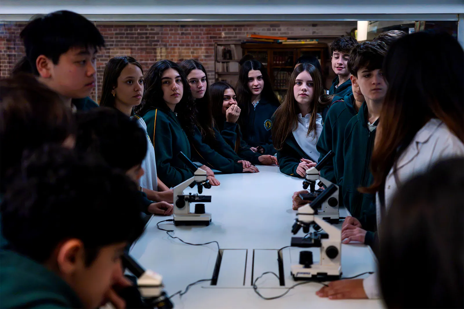 Alumnas del IESM en el laboratorio de ciencias